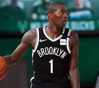 雄鹿队在对阵篮网队的比赛中完胜对手，确保联盟领先地位的简单介绍