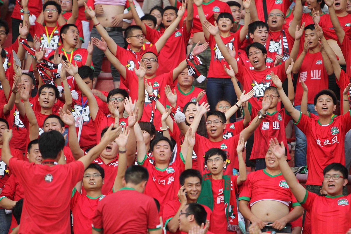 中国足球赛事全面盛情展开，球迷热情高涨的简单介绍