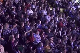 精彩的足球比赛吸引了全球观众的目光